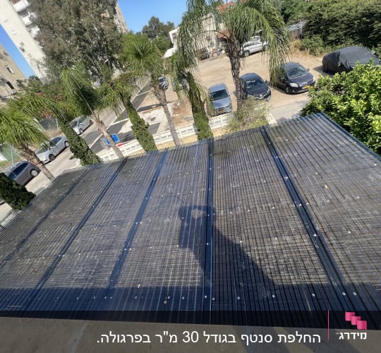 גג עץ עם לוחות שקופים ומחברים מתכתיים
